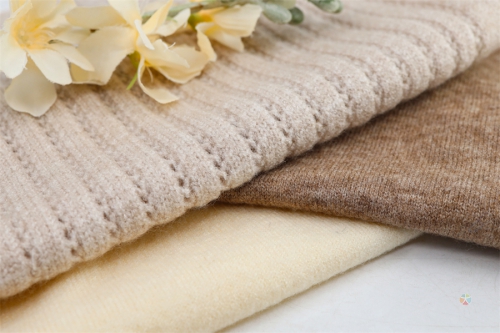 2/50NM 5%sheep wool 28%anti sunny 18%viscose 20%nylon 29%PBT
